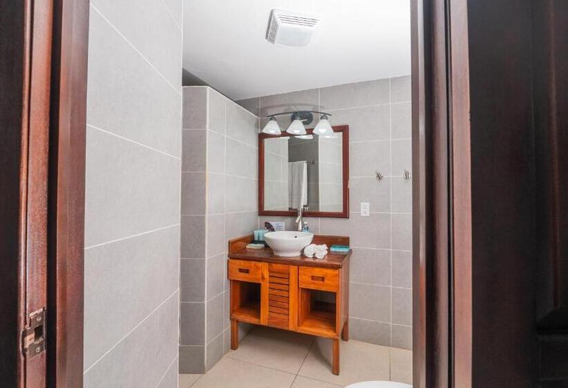 سوئیت با بالکن, Paradise Beach Hotel & Resort