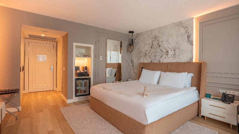 디럭스 룸, Qlusive - Adults Only+12