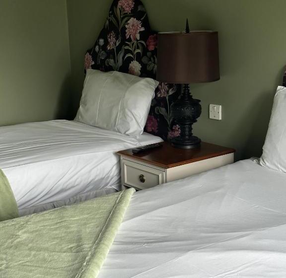 غرفة قياسية ثلاثية, The Old Red Lion Inn