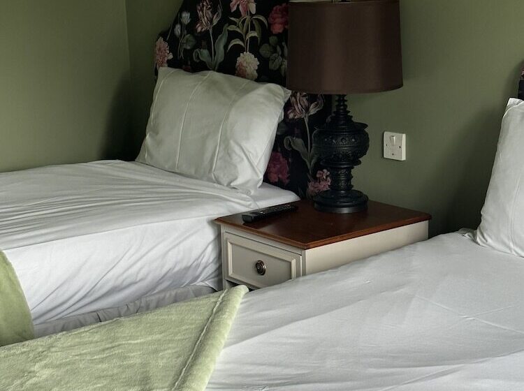 غرفة قياسية ثلاثية, The Old Red Lion Inn