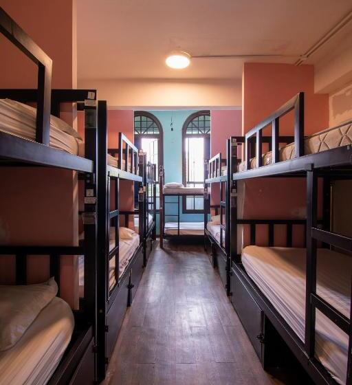 تختخواب در اتاق مشترک, Travel Hub Guesthouse