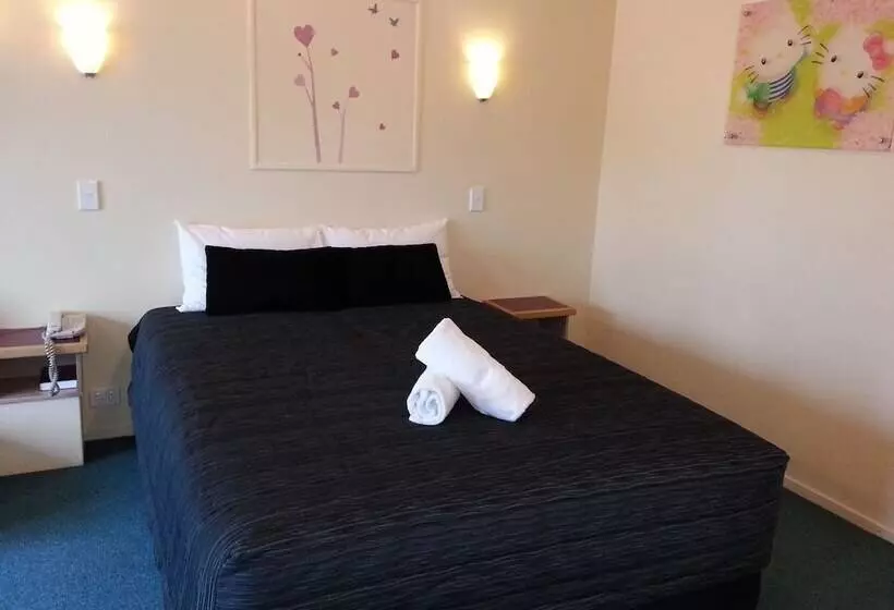 スタンダードスタジオ, New Castle Motor Lodge
