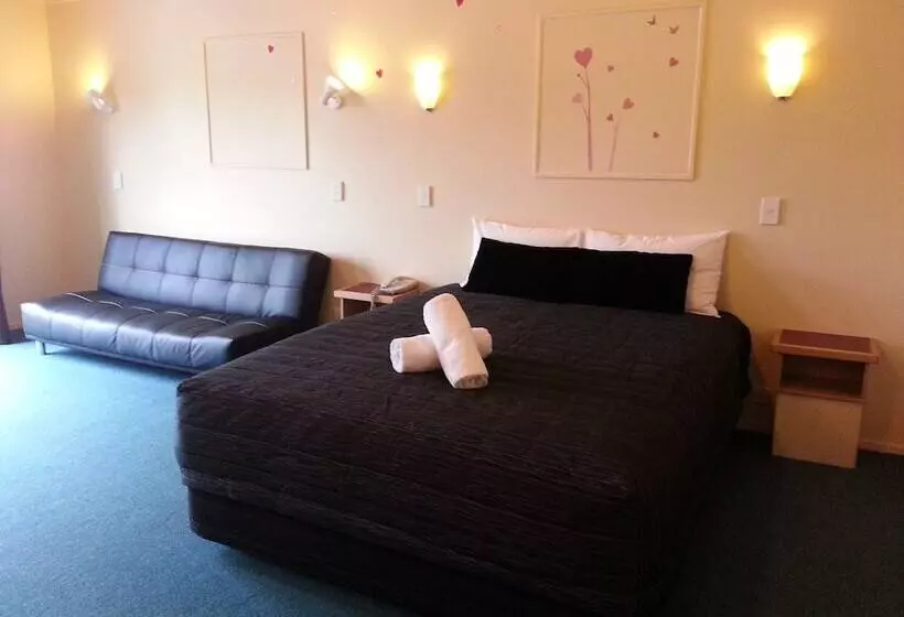 スタンダードスタジオ, New Castle Motor Lodge