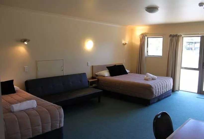 スタンダードスタジオ, New Castle Motor Lodge