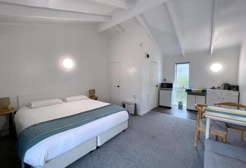 Студио Базик, Siesta Motel