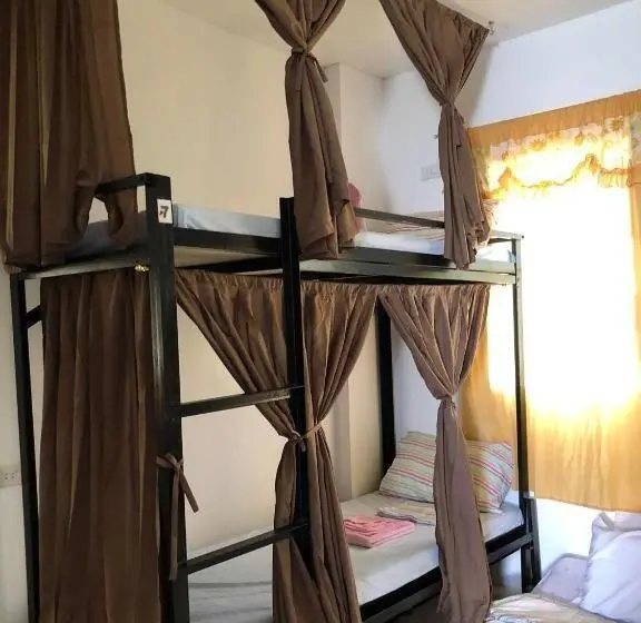 Studio Familial, Hope Inn