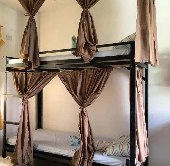 Studio Familial, Hope Inn