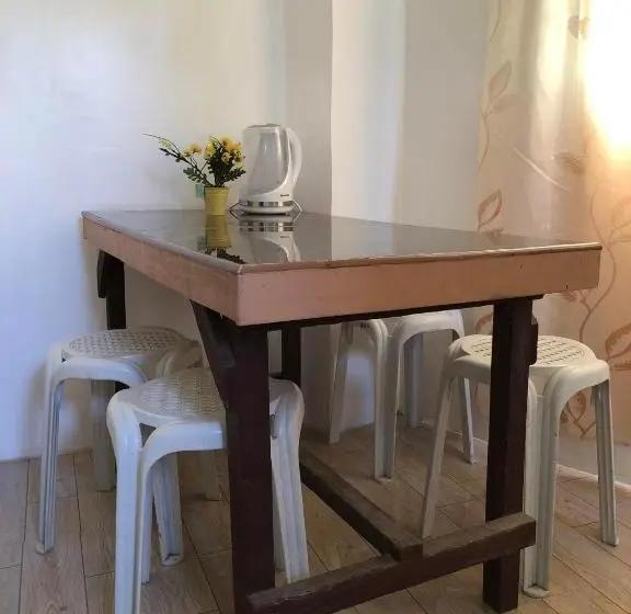 Studio Familial, Hope Inn