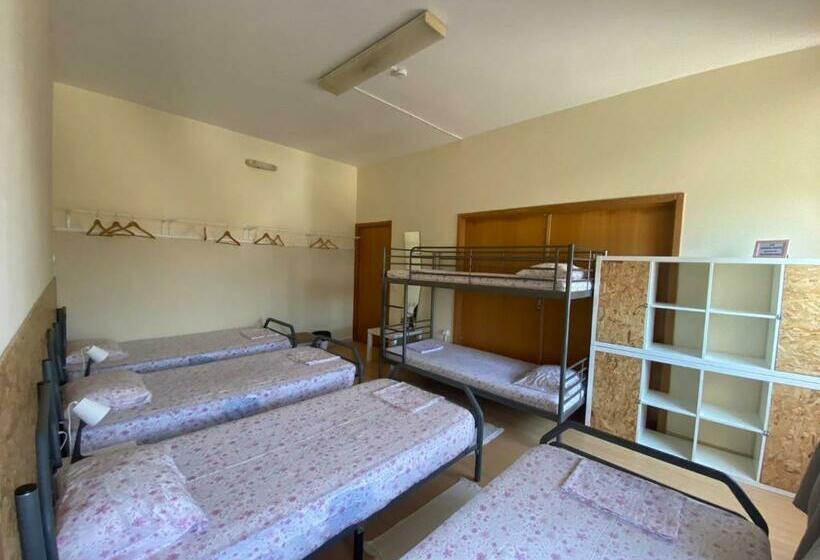 اتاق خانوادگی, Garden Hostel