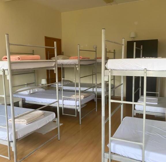 اتاق خانوادگی با سرویس بهداشتی مشترک, Garden Hostel