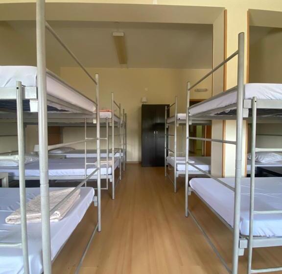 اتاق خانوادگی با سرویس بهداشتی مشترک, Garden Hostel