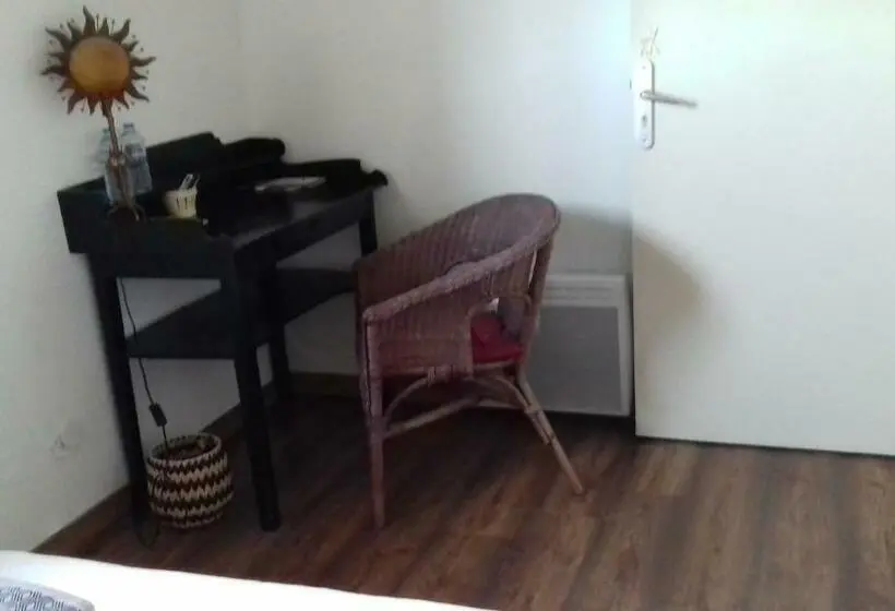 プールビュースタンダードルーム, Deux Chambres Dans Villa