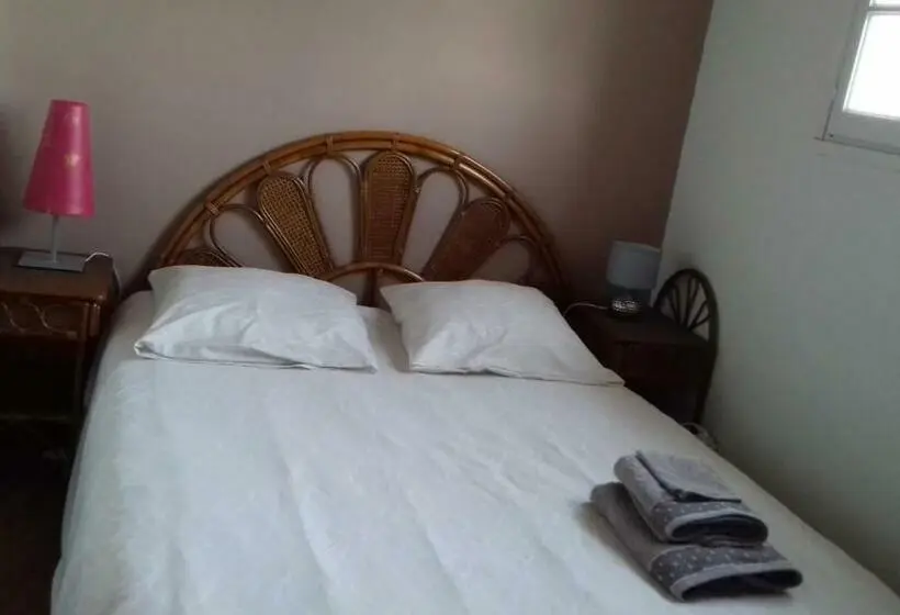 プールビュースタンダードルーム, Deux Chambres Dans Villa