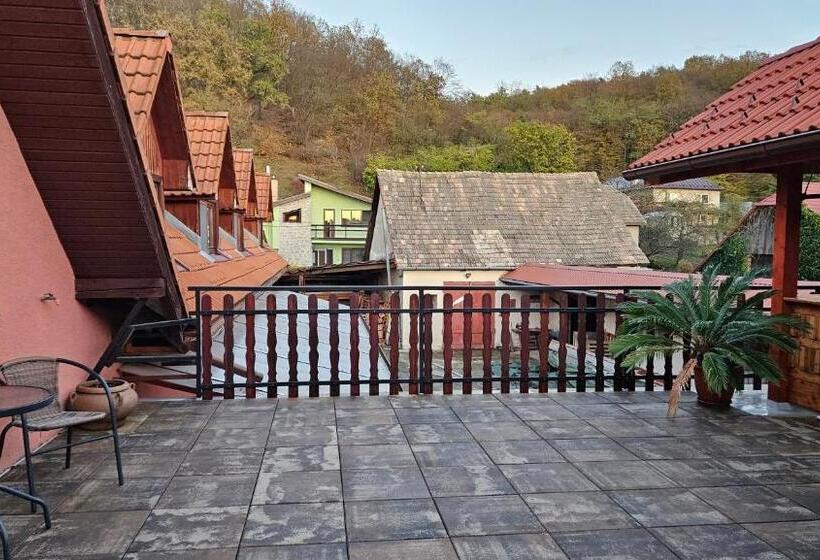 家庭间, Ubytovanie Adina Poltár