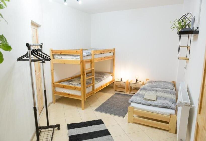 Апартаменты 1 Спальня Нижний Этаж, Ubytovanie Adina Poltár