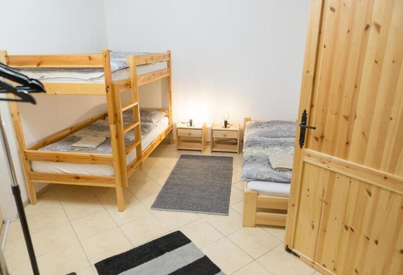 Апартаменты 1 Спальня Нижний Этаж, Ubytovanie Adina Poltár