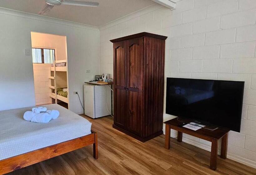 プールの見えるスタンダードトリプルルーム, The Bushranger Hideaway