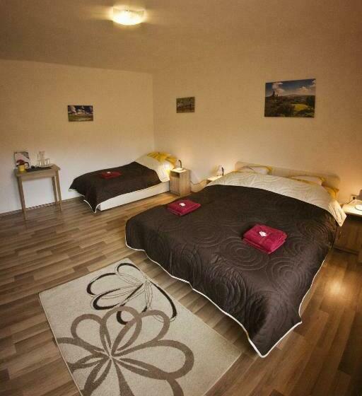 غرفة قياسية ثلاثية, Macskakő Vendégház