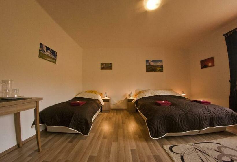 غرفة قياسية ثلاثية, Macskakő Vendégház