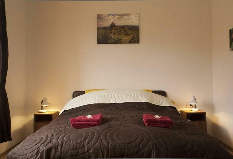 غرفة قياسية ثلاثية, Macskakő Vendégház