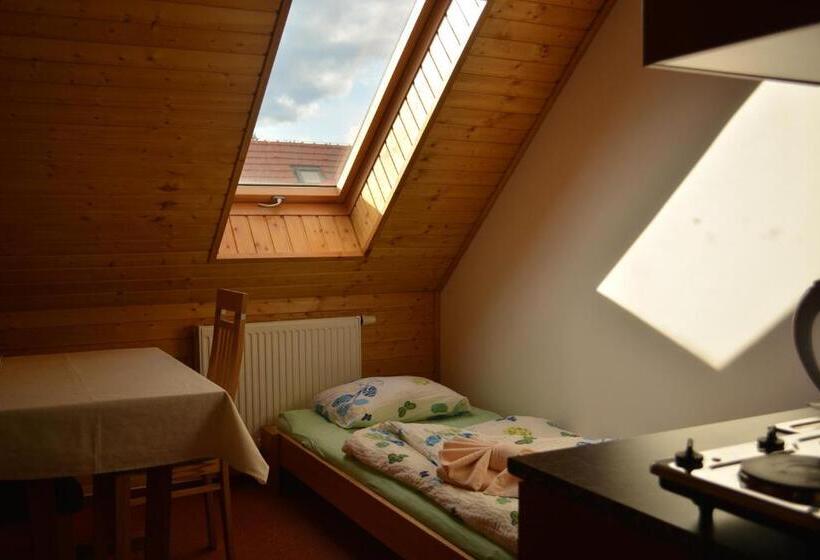 جناح عائلي, Penzion Farma Dvorec