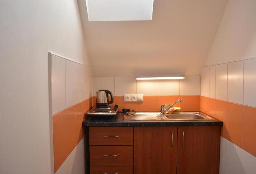 جناح, Penzion Farma Dvorec