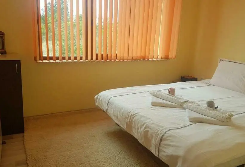 Villa 1 Makuuhuone Puutarhanäkymä, Malavi Guest House Krasen! Comfort&clean!