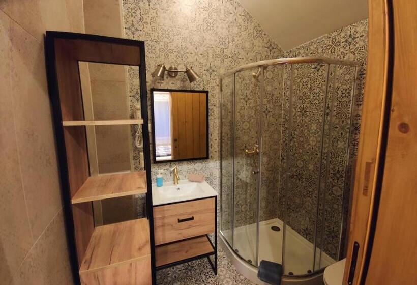 בקתת חדר, Ostoja Dwa Jeziora