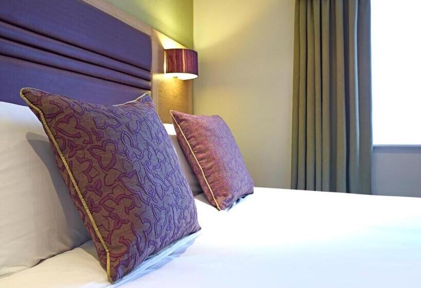 스탠다드 룸, The Briar Court