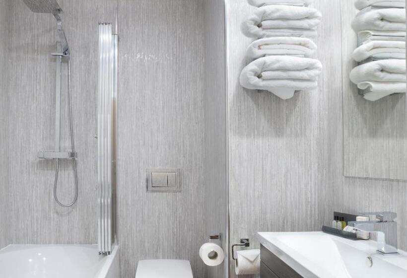 이그제큐티브 룸, The Briar Court