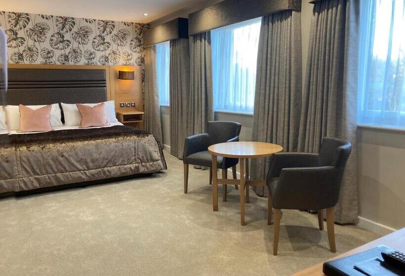 이그제큐티브 룸, The Briar Court