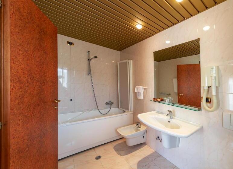 标准三人间, Corallo