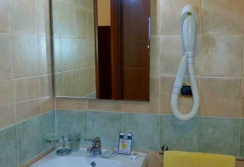 חדר סטנדרט לשלושה, Eliseo