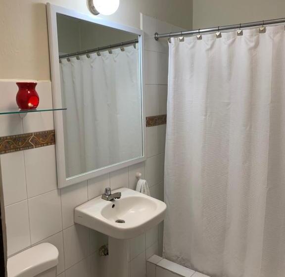 غرفة عائلية, La Posada Del Angel