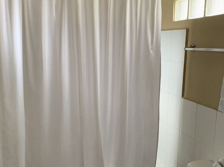 غرفة عائلية, La Posada Del Angel