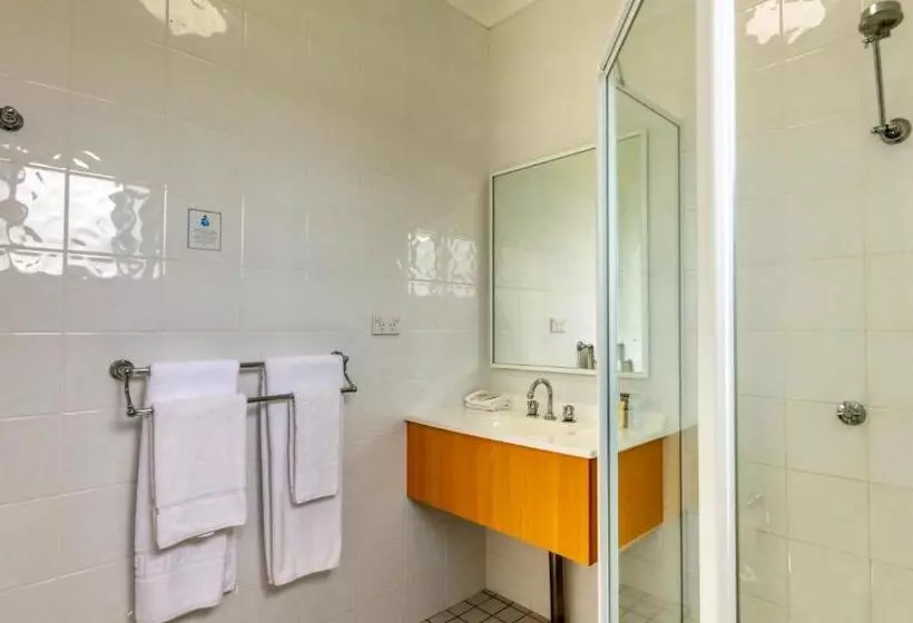 اتاق لوکس, Country Gardens Motor Inn