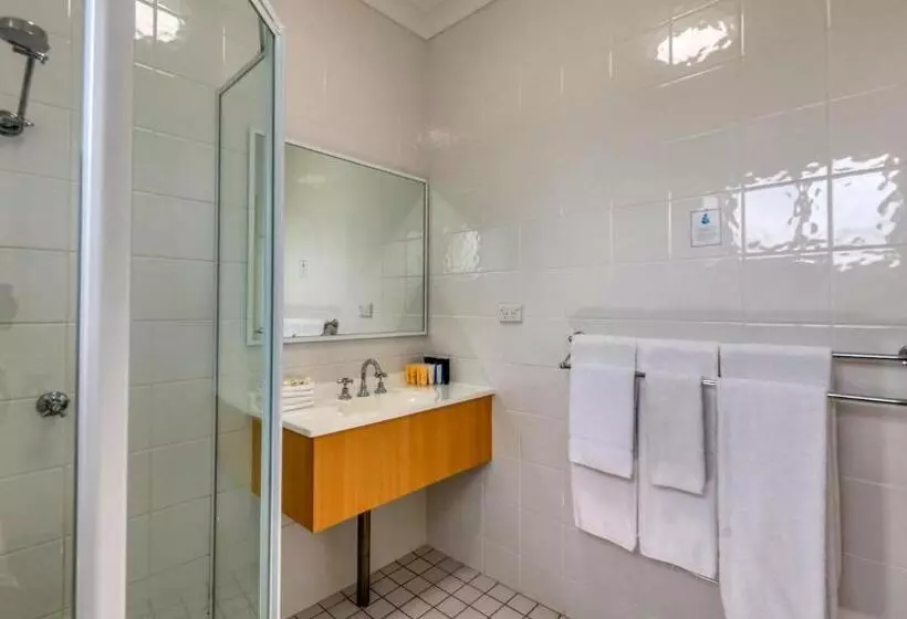 اتاق خانوادگی, Country Gardens Motor Inn