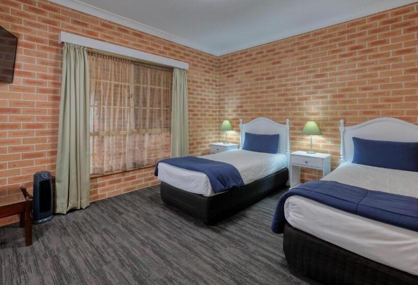 اتاق خانوادگی, Country Gardens Motor Inn