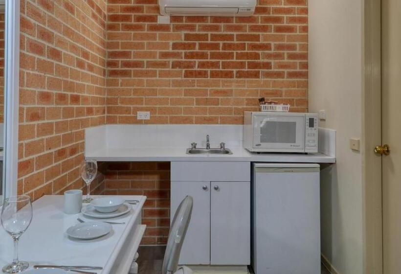 اتاق خانوادگی, Country Gardens Motor Inn