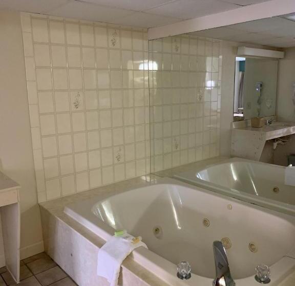 キングサイズベッドのデラックススイート, Riverside Motor Lodge   Pigeon Forge