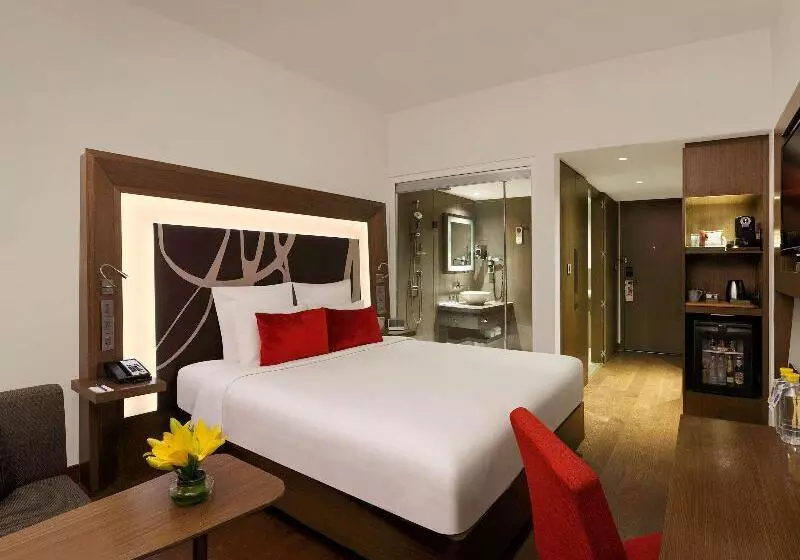キングサイズベッドのスーペリアルーム, Novotel New Delhi Aerocity International Airport