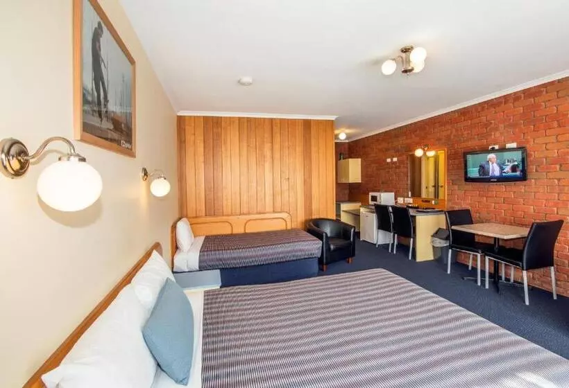 اتاق خانوادگی, Torquay Tropicana Motel