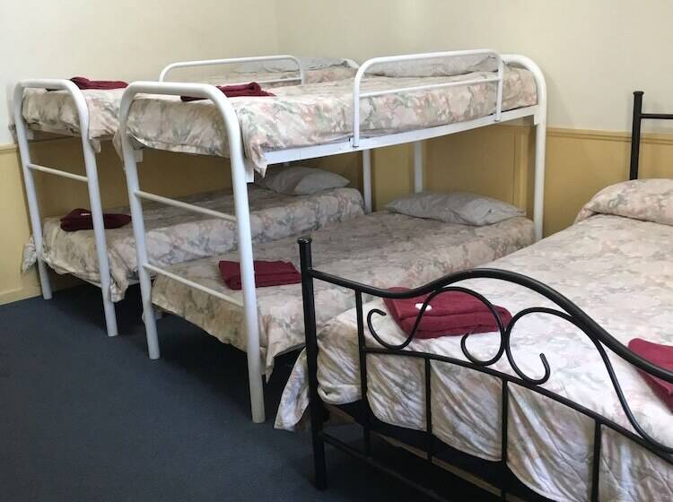 패밀리 룸, Travelway Motel