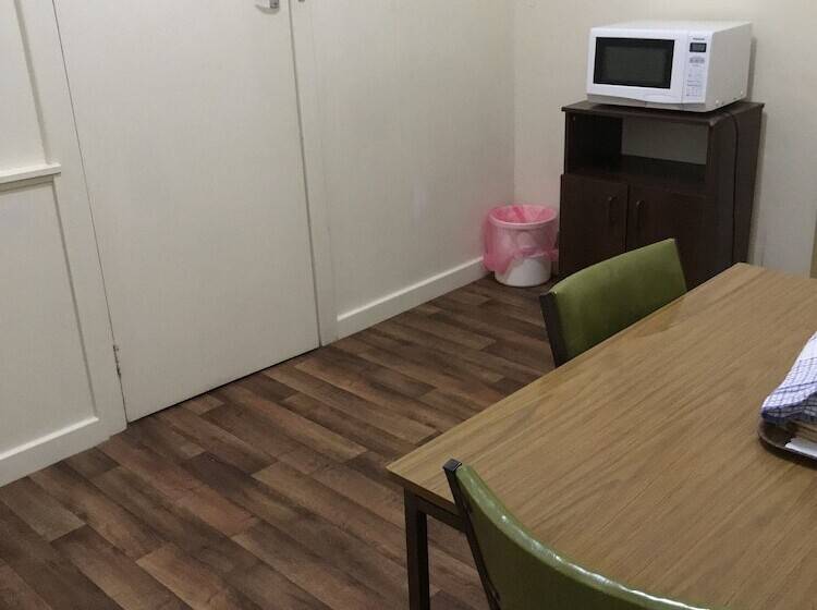 Семейный Номер, Travelway Motel