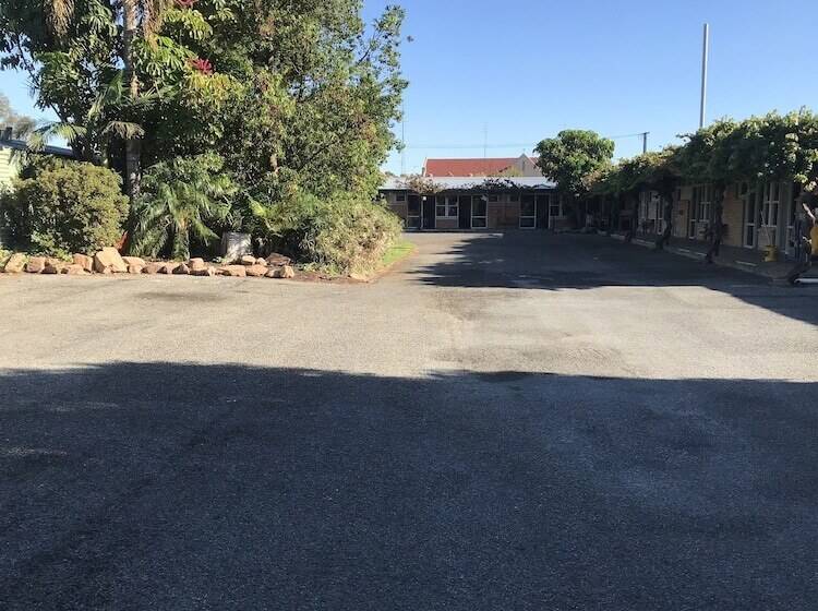 Семейный Номер, Travelway Motel