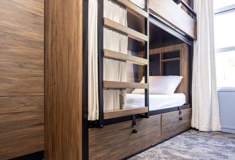 ルームシェアのワンベッド, Haka House Franz Josef