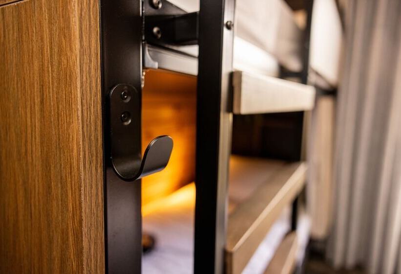 ルームシェアのワンベッド, Haka House Franz Josef