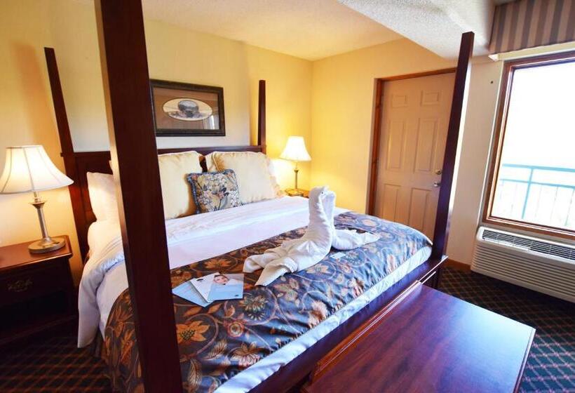 Deluxe room with river view, Arbors At Island Landing Hotel & Suites