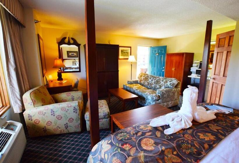 Deluxe room with river view, Arbors At Island Landing Hotel & Suites