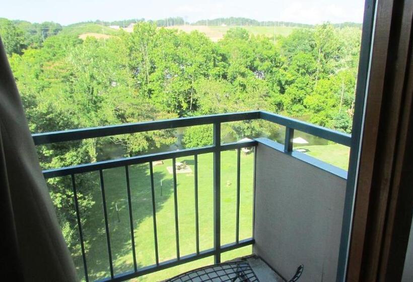 Deluxe room with river view, Arbors At Island Landing Hotel & Suites